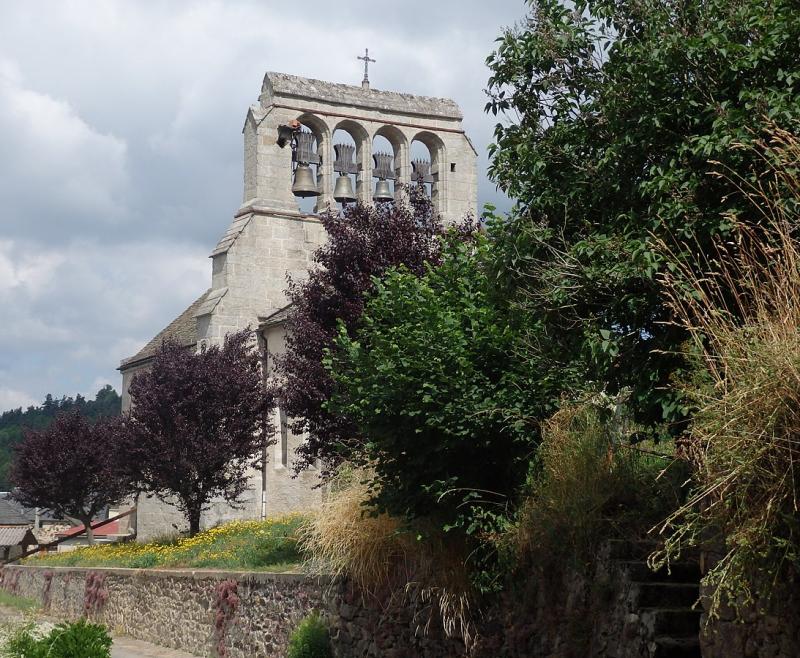 Église Saint-Sébastien à Lorcières,  dans le département du Cantal.