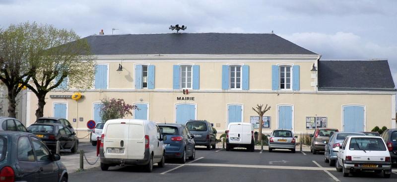  La mairie de Loulay, dans le département de la Charente-Maritime.