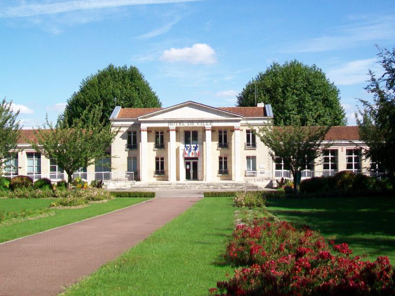La mairie, établie depuis 1986 dans le premier groupe scolaire de 1910, qui a reçu à l'occasion un péristyle avec fronton et quatre colonnes.