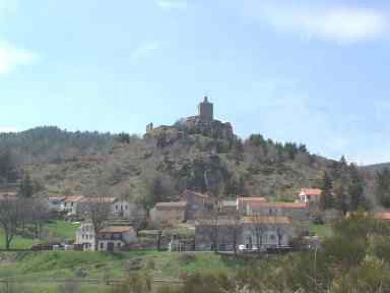 Vue du village et du chateau de Luc, dans le département de la Lozère. 