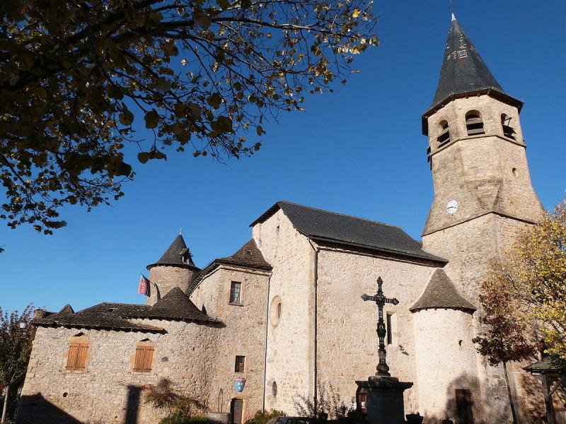 Une église a été accolée au bâtiment de la commanderie formant le front Ouest de l'ensemble.