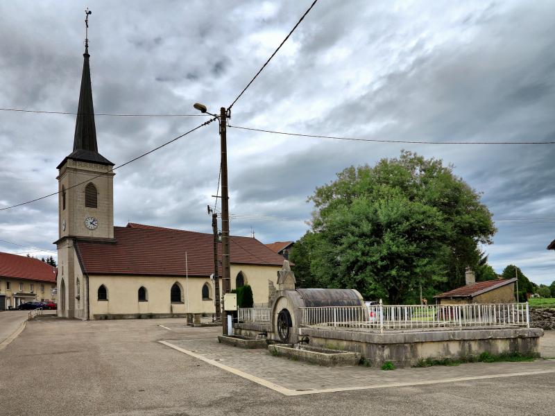 La fontaine et l'église de la commune de Luhier,  dans le département du Doubs.