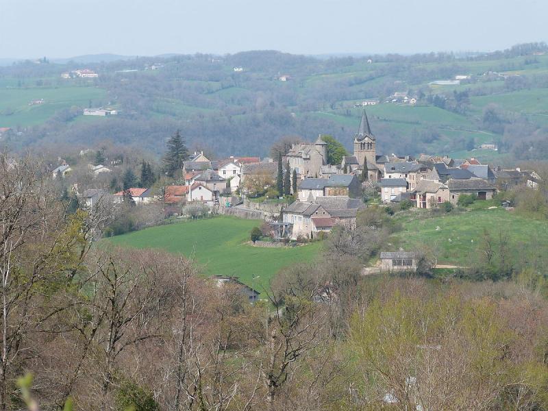 Vue d'ensemble du village de Lunac, dans le département de l'Aveyron.