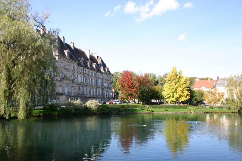 Le lac de la Font et la Sous?Préfecture de Lure, dans le département de la Haute-Saône.