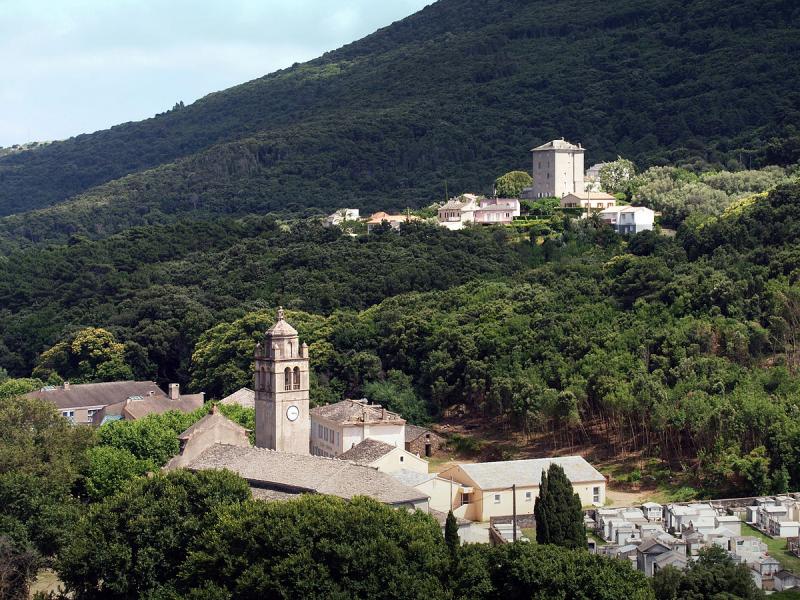 iazza dont on voit le clocher de l'église SS. Pietro e Paolo et le cimetière. Au fond, Castiglione à Luri, dans le département de la Corse.