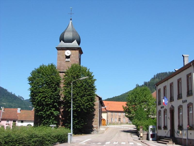  L'église et la mairie-école de Luvigny, dans le département des Vosges.