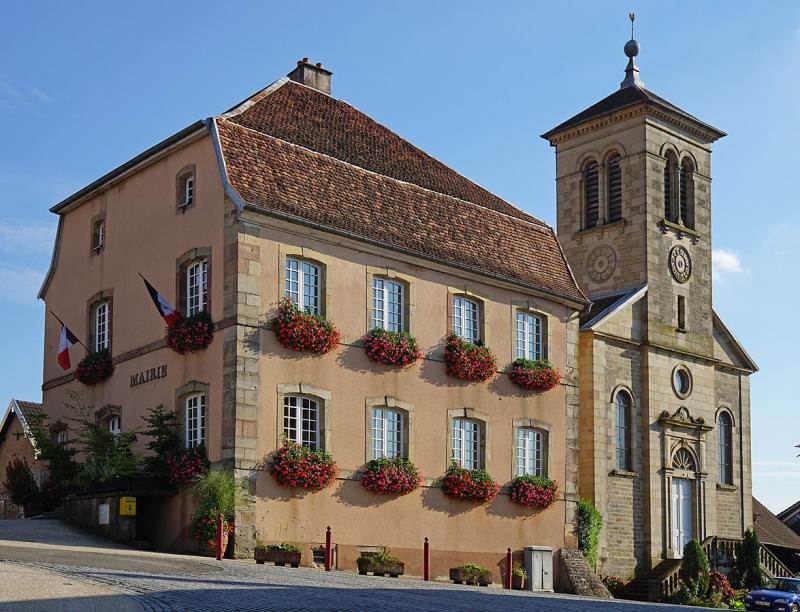 Le temple et la mairie de Luze, dans le département de la Haute-Saône.