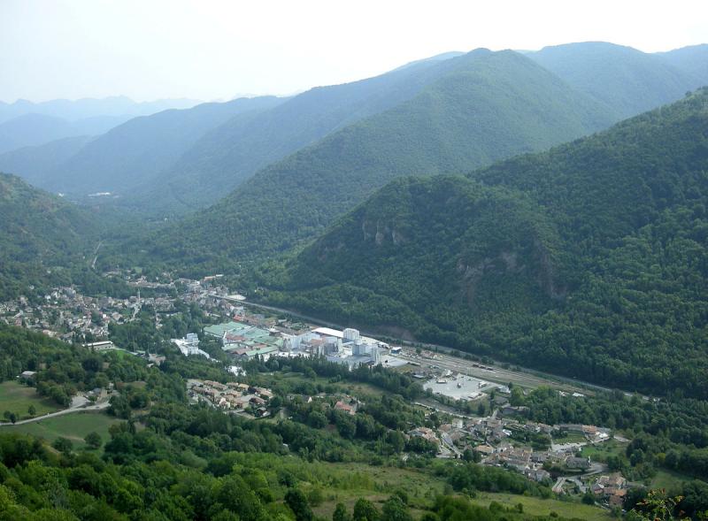 Vue sur Luzenac depuis le château de Lordat (au centre, l'usine de talc)..