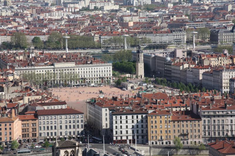 Photo de la place Bellecour, dans le 2e Arrondissement de  Lyon, en région Auvergne-Rhône-Alpes.