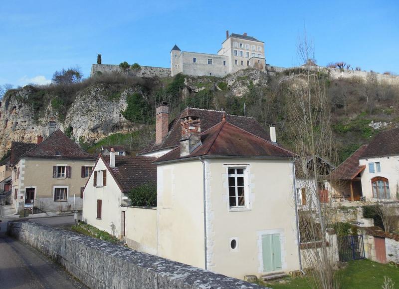 Le donjon (XIVe siècle) et le bourg-bas, depuis le pont sur l'Yonne (XVe siècle), à Mailly-le-Château.