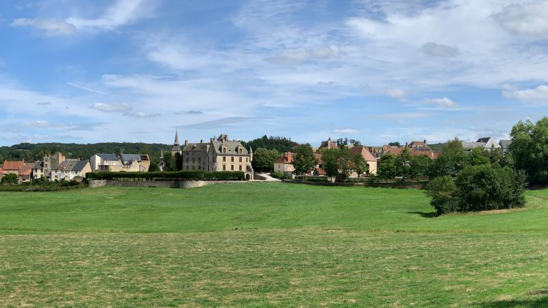  Mainsat et son château depuis les allées du parc.