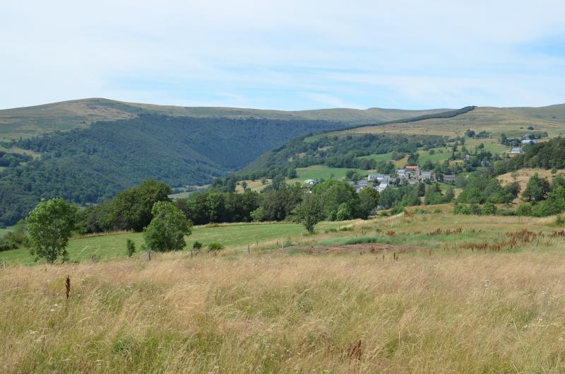 Vue sur le village de Malbo et la vallée du Siniq depuis le sommet du Puy de la Garde.