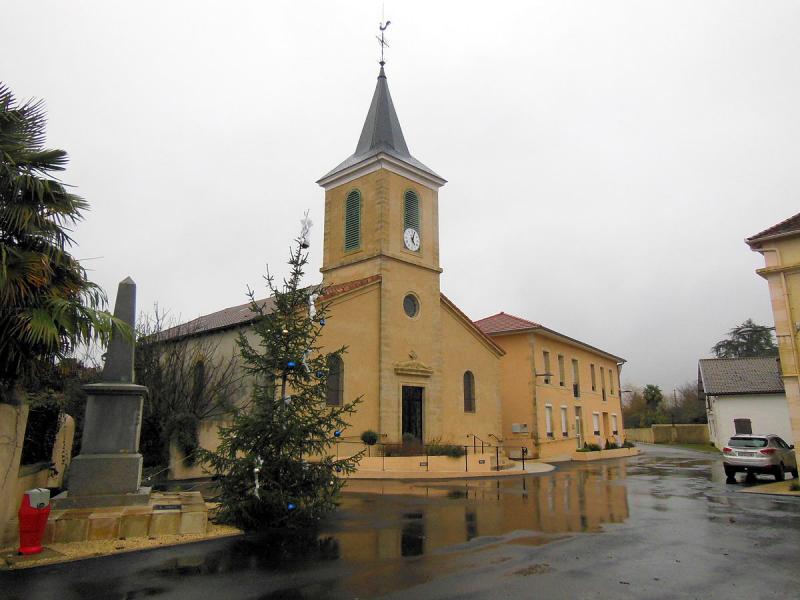Place de l'église de Mant, dans le département des Landes.