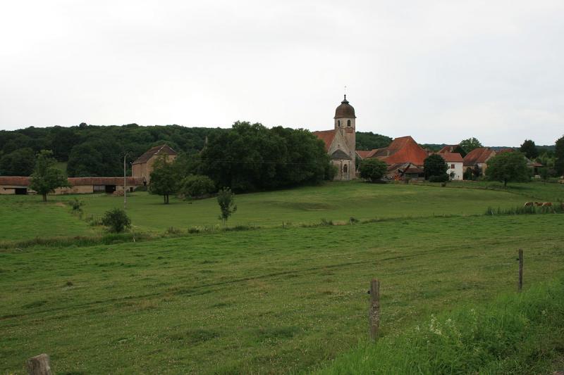 Marast, vue d'ensemble du village prise depuis la route menant à Moimay, dans le département de la Haute-Saône.