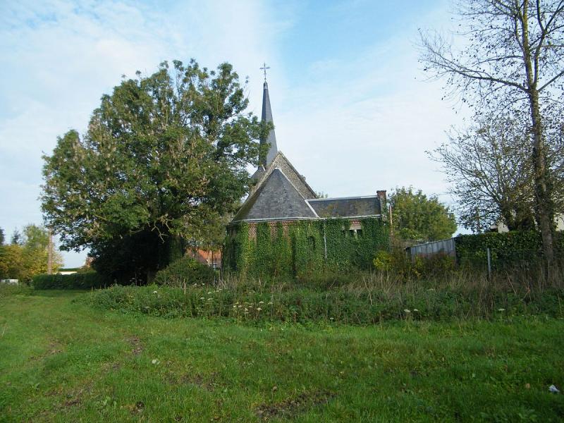  L'église dans la verdure à Marché-Allouarde, dans le département de la Somme.