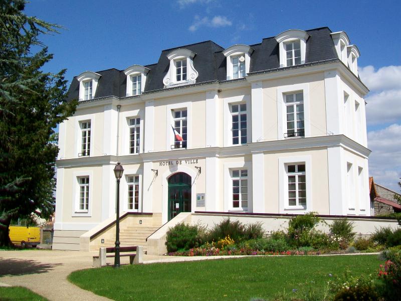 La mairie de Marly-la-Ville.