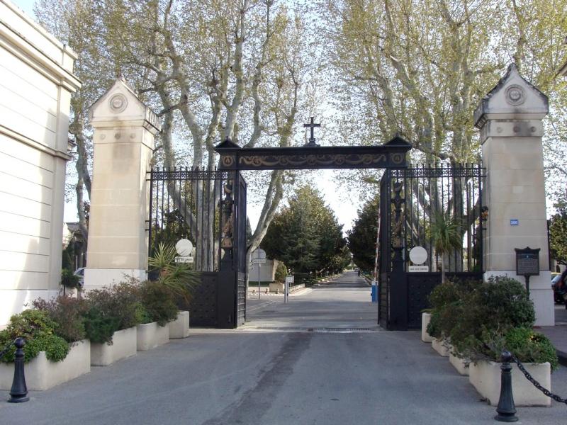 Photo de l''entrée principale du cimetière Saint-Pierre, à Marseille, en région Provence-Alpes-Côte d'Azur.