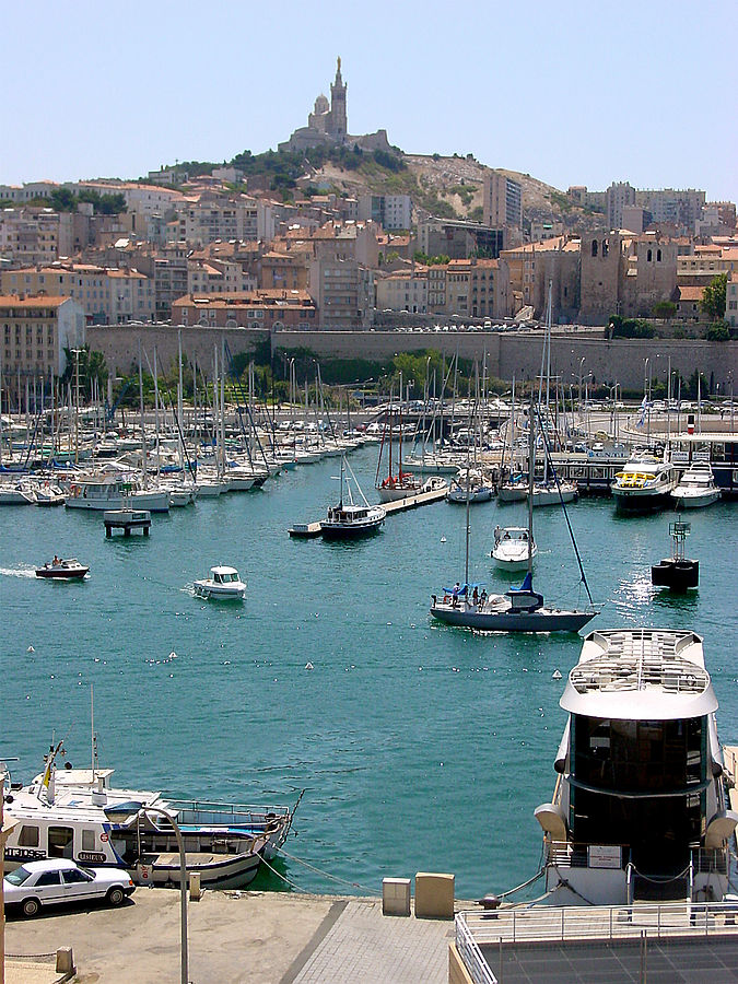 Marseille est une commune du Sud-Est de la France, chef-lieu du département des Bouches-du-Rhône et de la région Provence-Alpes-Côte d'Azur.