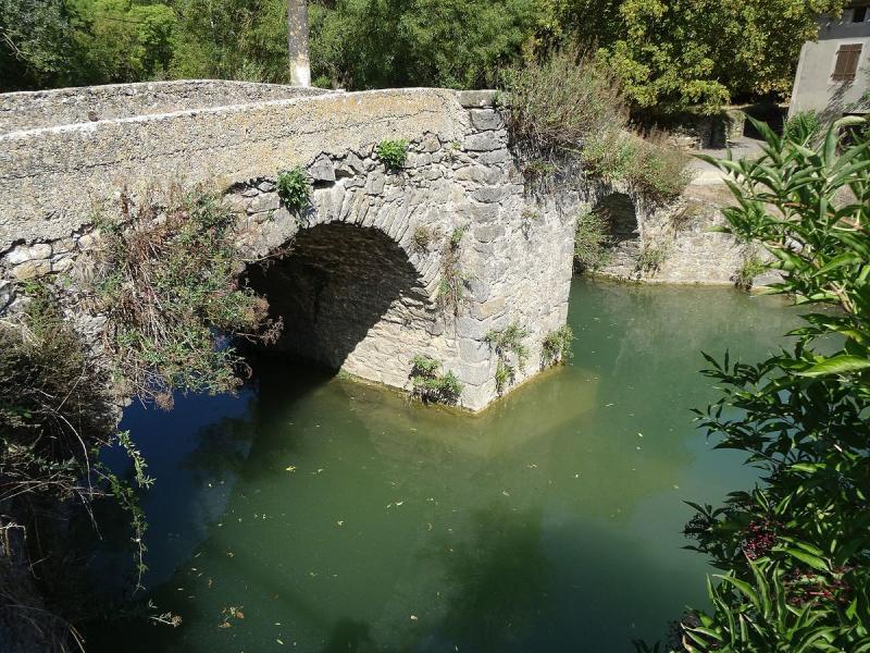 Pont sur la Lauquette, à Mas-des-Cours.