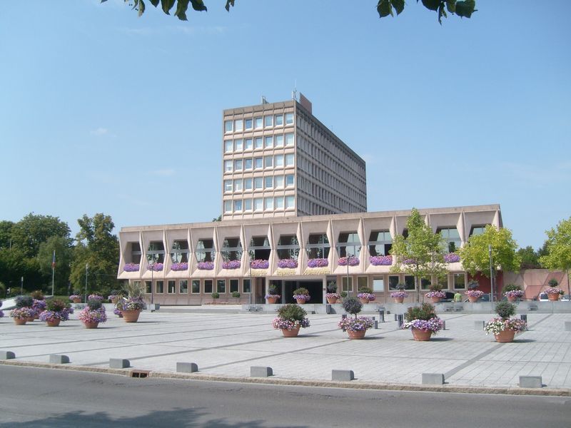 L'hôtel de ville de Maubeuge et la place Pierre Forest.