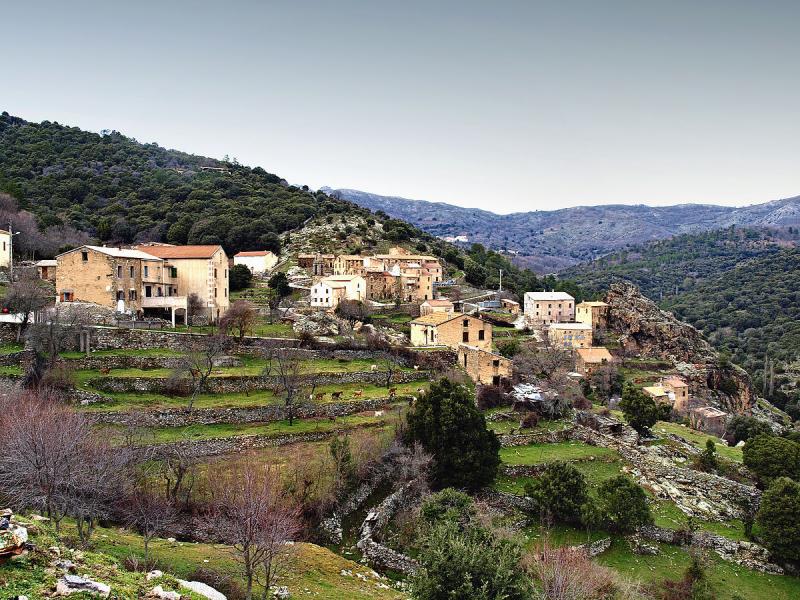 Vue du village de Mausoléo, dans le département de la Haute-Corse.