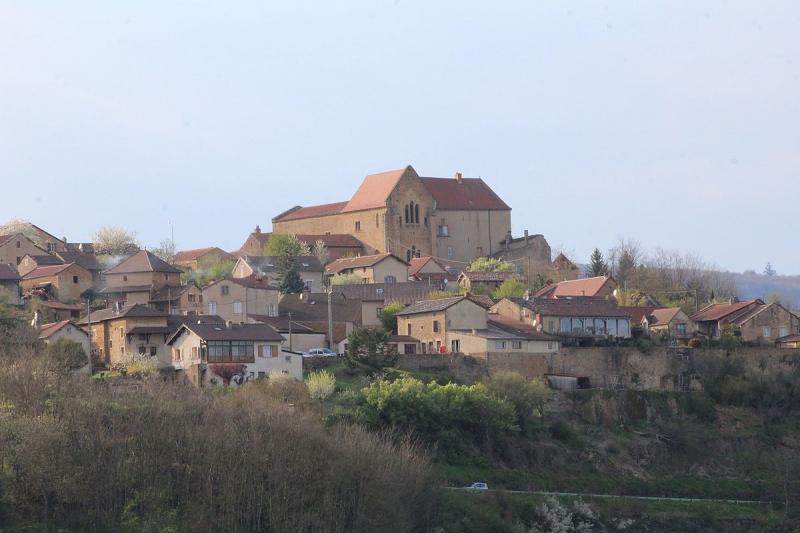 Vue du bourg dominé par le prieuré des Moines à Mazille.