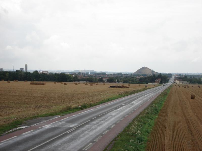 Mazingarbe et la route de Lens (ou route de Béthune) vu du mémorial de Loos. On voit aussi un petit terrils sur la gauche de la route.