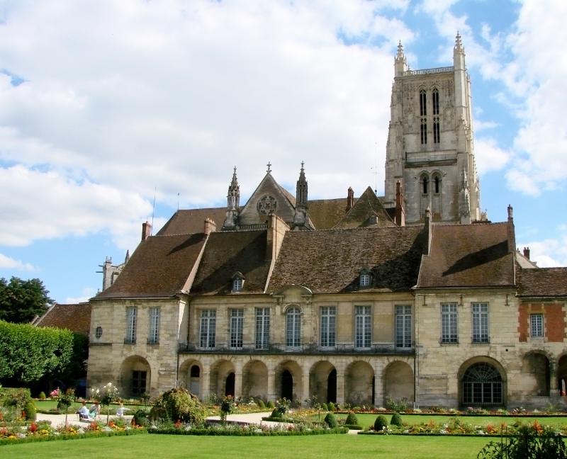 Le palais épiscopal de Meaux renfermant le musée Bossuet, ses jardins et la cathédrale Saint-Étienne au second plan.