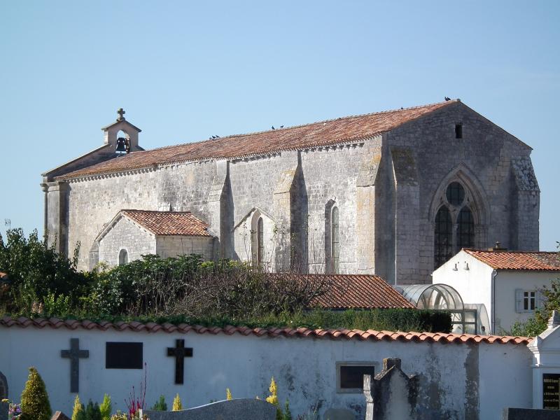 L'église Saint-Pierre vue depuis le cimetière communal.