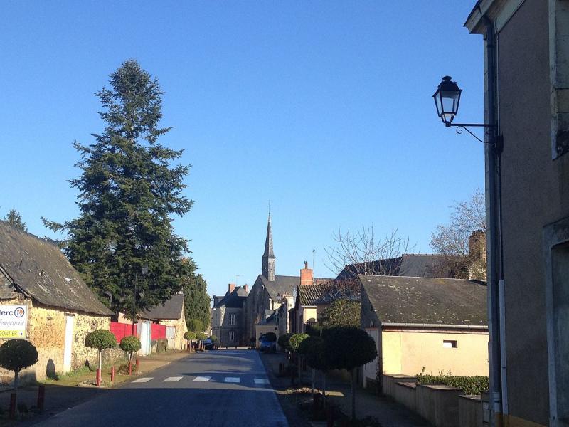 Entrée du village de Mée par la route de Saint-Quentin-les-Anges, dans le département de la Mayenne.