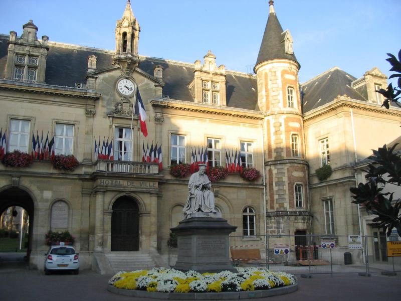 Photo de a statue de Jacques Amyot, devant l'hôtel de ville de Melun, en région Île-de-France.