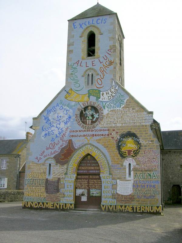 La façade peinte de l'église de Ménil-Gondouin.