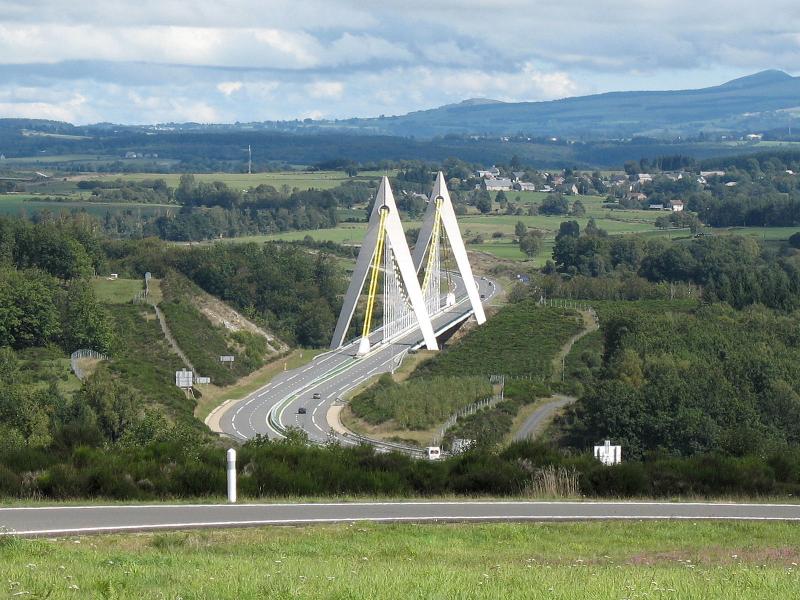  Le viaduc vu de l'aire du Chavanon à Merlines,   dans le département de la Corrèze.