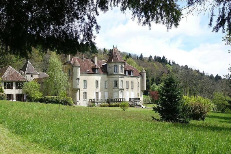 Le château de Mérona et son parc, dans le département du Jura.