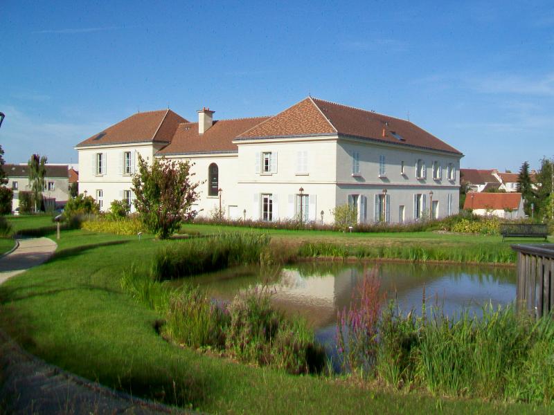 Photo de la mairie et du parc paysager, en région Île-de-France.