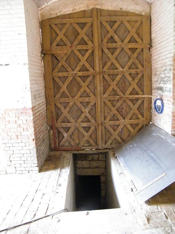 L'entrée du souterrain-refuge dans l'église à Mesnil-Domqueur, dans le département de la Somme.