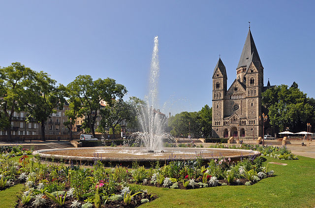 Metz (France): la place de la Comédie et le Temple Neuf