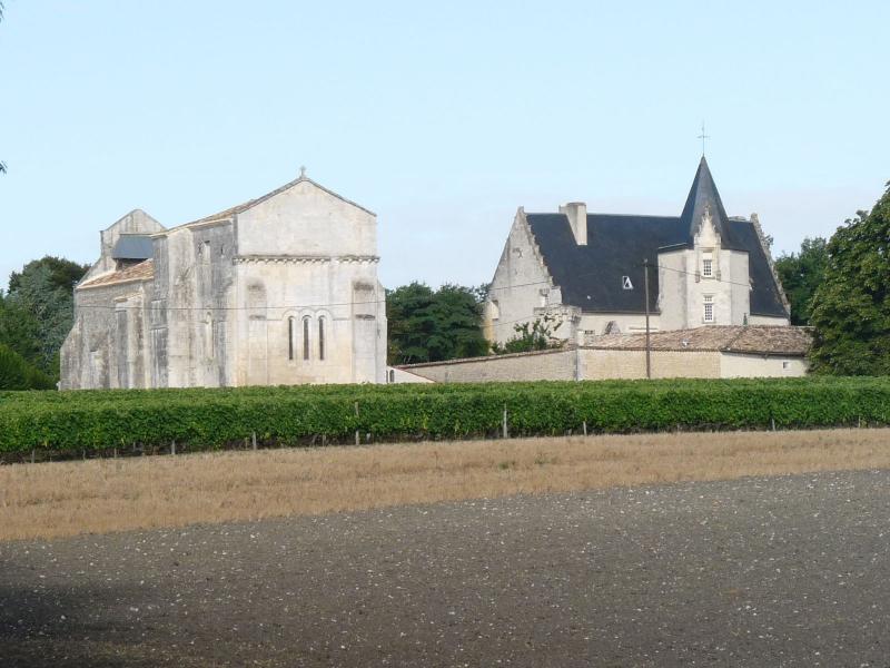 Château et église de Meux, dans le département de la Charente-Maritime.