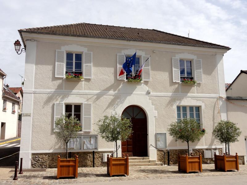 La mairie, rue du Moutier.