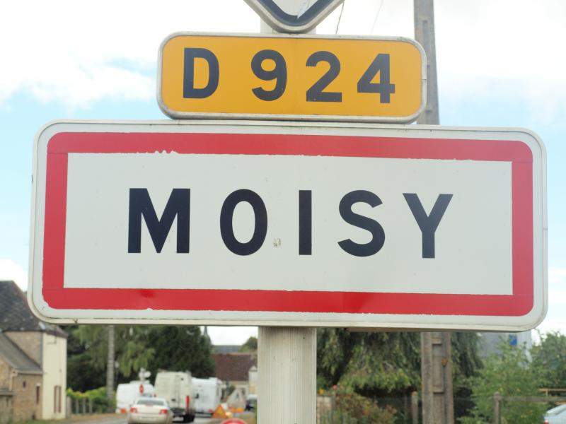 Panneau du village de Moisy, dans le département de Loir-et-Cher en région Centre-Val de Loire, France.