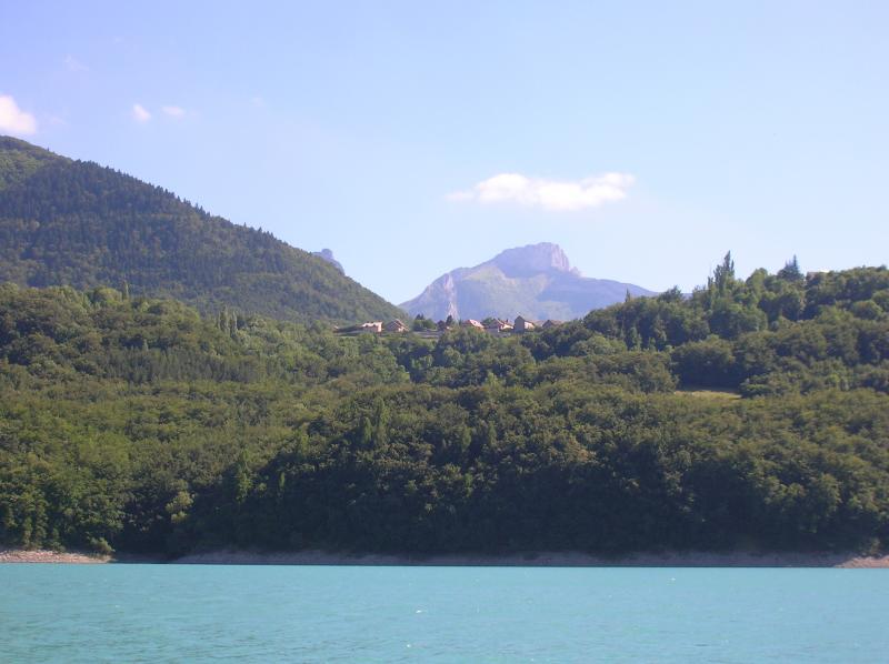 Le village vu du lac du Sautet, dans le département de l'Isère.