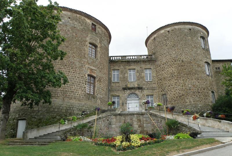 Façade nord-est du château des Évêques-du-Puy.