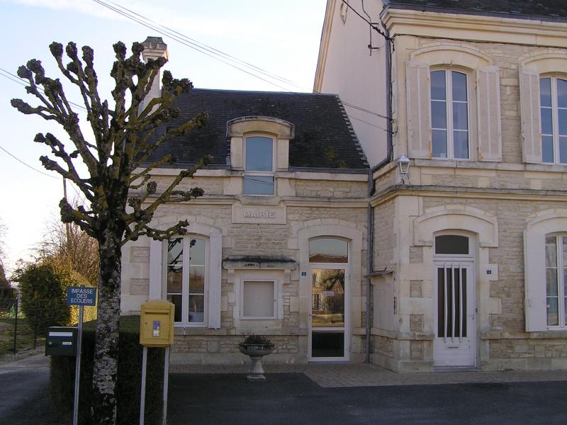 Mairie de la commune de Mons, dans le département de la Charente-Maritime.