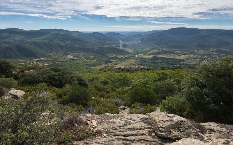 Les vallées du Jaur à droite (ouest) et de l'Orb à gauche (est) et au milieu (sud), vues de Mons, dans le département de l'Hérault.