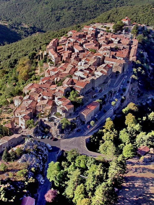 Vue aérienne du village de Mons, dans le département du Var.