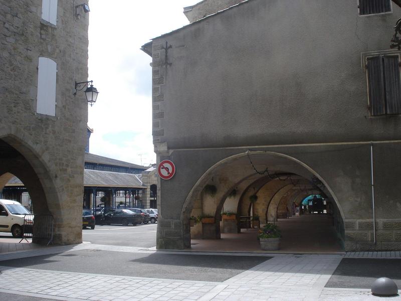 Monségur, arcades et halle, dans le département de la Gironde.