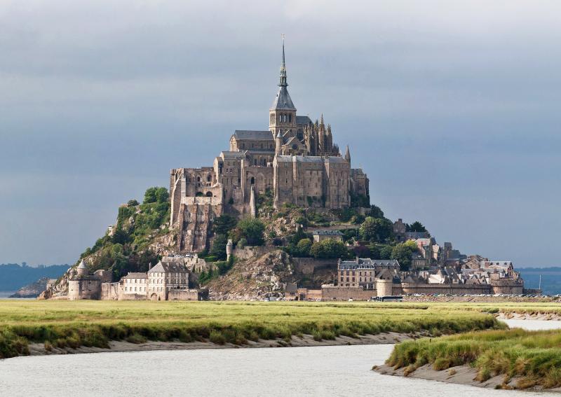 Le Mont-Saint-Michel, vu du bord de la rivière Couesnon en Normandie.
