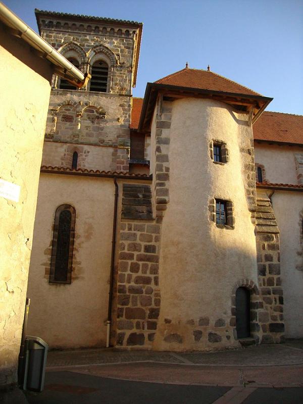 Transept de l'église et tour médiévale de Montaigut.
