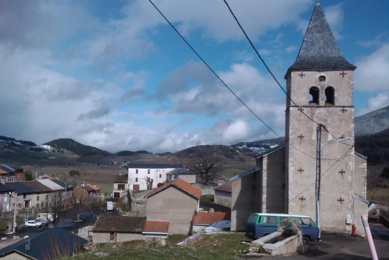 Vue sur le village de Montaillou et son église, dans le département de l'Ariège.