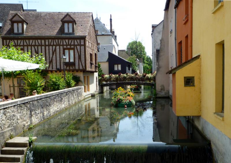 Canal longeant la place Jules Ferry.